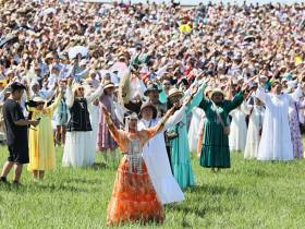 Фото: обзор нарядов известных якутян на Ысыахе Туймаады — 2023