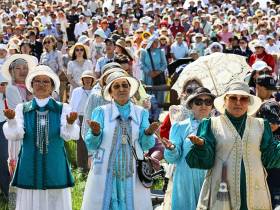 Фото: обзор нарядов известных якутян на Ысыахе Туймаады — 2023