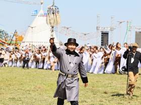 Фото: обзор нарядов известных якутян на Ысыахе Туймаады — 2023