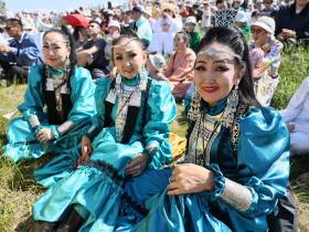 Фото: обзор нарядов известных якутян на Ысыахе Туймаады — 2023