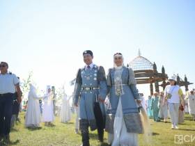 Фото: обзор нарядов известных якутян на Ысыахе Туймаады — 2023