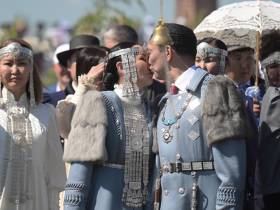 Фото: обзор нарядов известных якутян на Ысыахе Туймаады — 2023