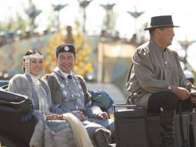 Фото: обзор нарядов известных якутян на Ысыахе Туймаады — 2023