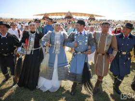 Фото: обзор нарядов известных якутян на Ысыахе Туймаады — 2023