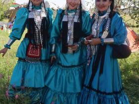 Фото: обзор нарядов известных якутян на Ысыахе Туймаады — 2023