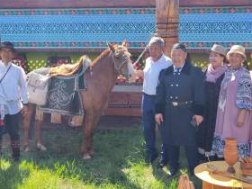 Фото: обзор нарядов известных якутян на Ысыахе Туймаады — 2023