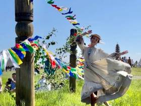 Фото: обзор нарядов известных якутян на Ысыахе Туймаады — 2023