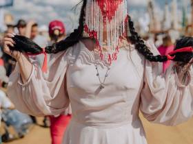 Фото: обзор нарядов известных якутян на Ысыахе Туймаады — 2023