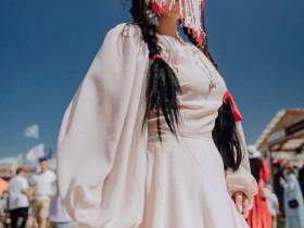 Фото: обзор нарядов известных якутян на Ысыахе Туймаады — 2023