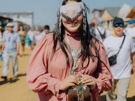 Фото: обзор нарядов известных якутян на Ысыахе Туймаады — 2023