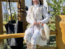 Фото: обзор нарядов известных якутян на Ысыахе Туймаады — 2023