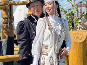 Фото: обзор нарядов известных якутян на Ысыахе Туймаады — 2023