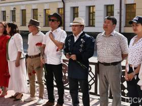 В Якутске возложили цветы к памятнику Василию Никифорову-Кюлюмнюру