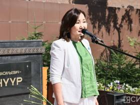 В Якутске возложили цветы к памятнику Василию Никифорову-Кюлюмнюру