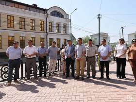 В Якутске возложили цветы к памятнику Василию Никифорову-Кюлюмнюру