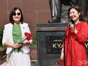 В Якутске возложили цветы к памятнику Василию Никифорову-Кюлюмнюру