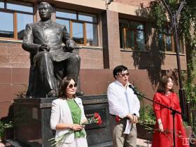 В Якутске возложили цветы к памятнику Василию Никифорову-Кюлюмнюру