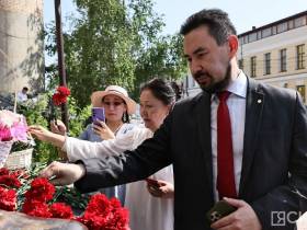 В Якутске возложили цветы к памятнику Василию Никифорову-Кюлюмнюру