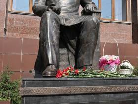 В Якутске возложили цветы к памятнику Василию Никифорову-Кюлюмнюру