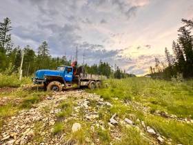 В Олекминском районе Якутии из-за отказа тормозов водитель большегруза выпрыгнул из кабины и погиб