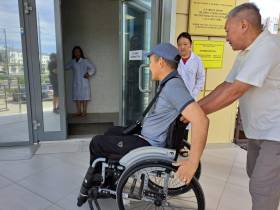 Активисты «Единой России» проверили доступность городской среды для маломобильных категорий якутян