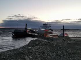 К паромной переправе в Нижнем Бестяхе выстроилась очередь в несколько километров UPD