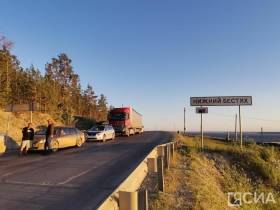К паромной переправе в Нижнем Бестяхе выстроилась очередь в несколько километров UPD