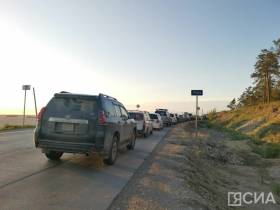 К паромной переправе в Нижнем Бестяхе выстроилась очередь в несколько километров UPD