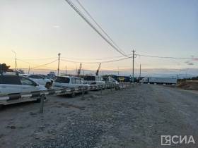 К паромной переправе в Нижнем Бестяхе выстроилась очередь в несколько километров UPD