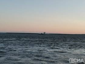 К паромной переправе в Нижнем Бестяхе выстроилась очередь в несколько километров UPD