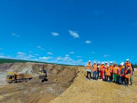 Работники «Якутской рудной компании» организовали подъём на одну из самых высоких точек Южной Якутии