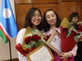 Глава Якутии наградил стобалльников ЕГЭ