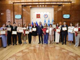 Глава Якутии наградил стобалльников ЕГЭ