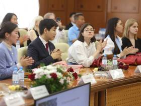 Глава Якутии наградил стобалльников ЕГЭ