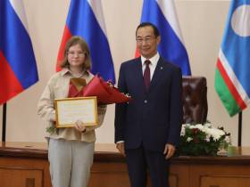 Глава Якутии наградил стобалльников ЕГЭ