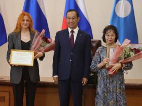 Глава Якутии наградил стобалльников ЕГЭ