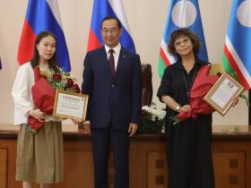 Глава Якутии наградил стобалльников ЕГЭ