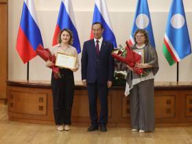 Глава Якутии наградил стобалльников ЕГЭ