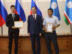 Глава Якутии наградил стобалльников ЕГЭ