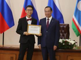 Глава Якутии наградил стобалльников ЕГЭ