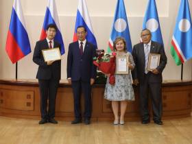 Глава Якутии наградил стобалльников ЕГЭ