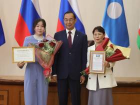 Глава Якутии наградил стобалльников ЕГЭ