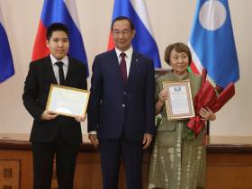 Глава Якутии наградил стобалльников ЕГЭ