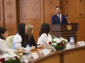 Глава Якутии наградил стобалльников ЕГЭ