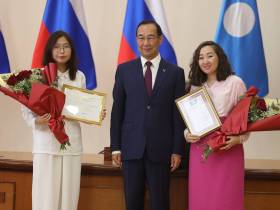 Глава Якутии наградил стобалльников ЕГЭ