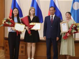 Глава Якутии наградил стобалльников ЕГЭ