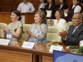 Глава Якутии наградил стобалльников ЕГЭ