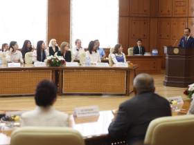 Глава Якутии наградил стобалльников ЕГЭ