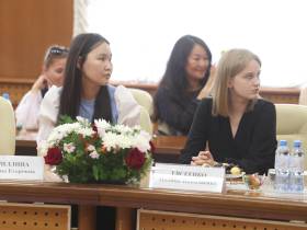 Глава Якутии наградил стобалльников ЕГЭ