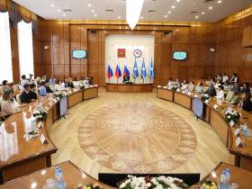 Глава Якутии наградил стобалльников ЕГЭ